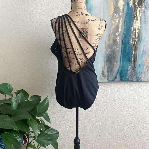 Laundry By Design Swim
One shoulder. Gently used. - Picture 3 of 13